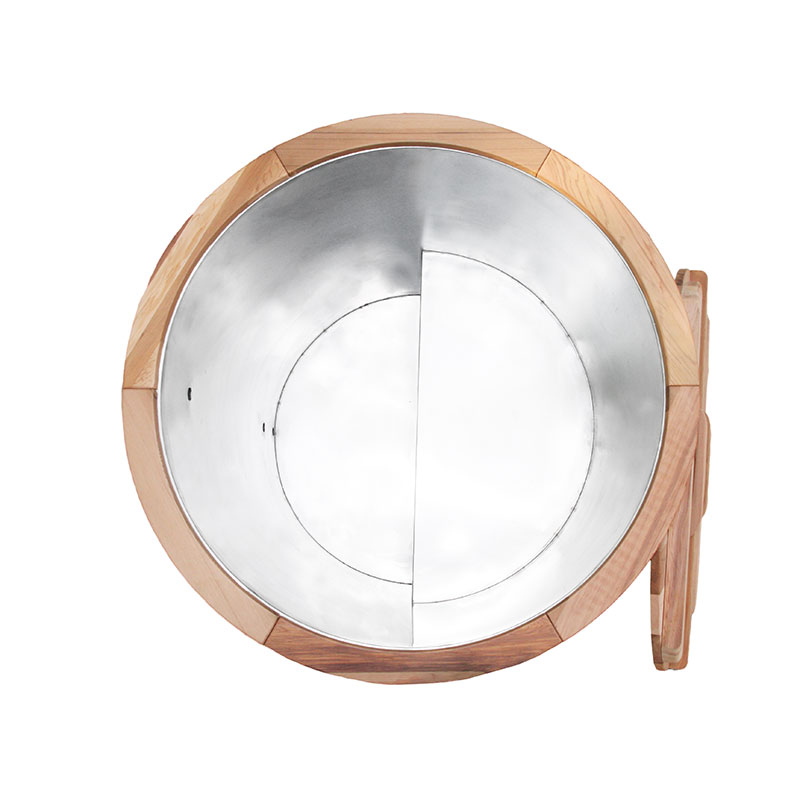 Дерев'яна холодна ванна