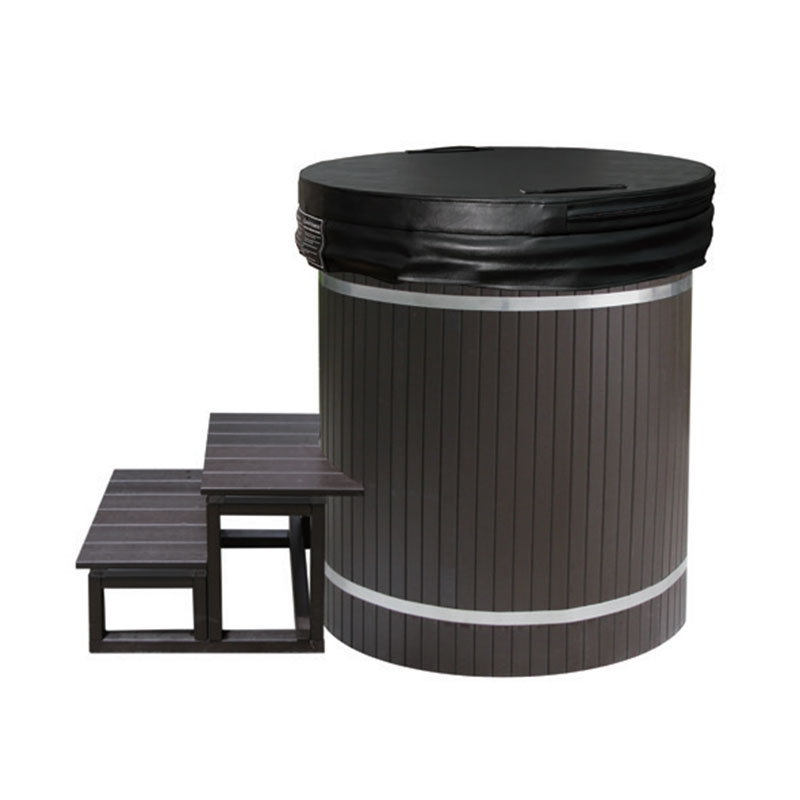 Дерев'яна холодна ванна